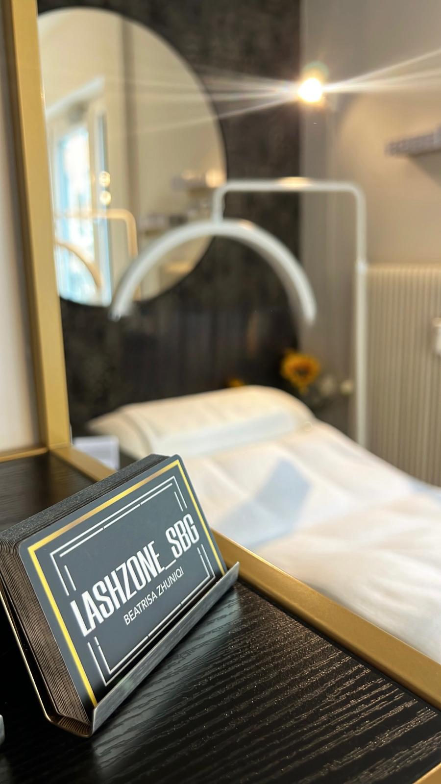 Branding-Detail im Studio: LashZone SBG Schild am Behandlungsplatz
