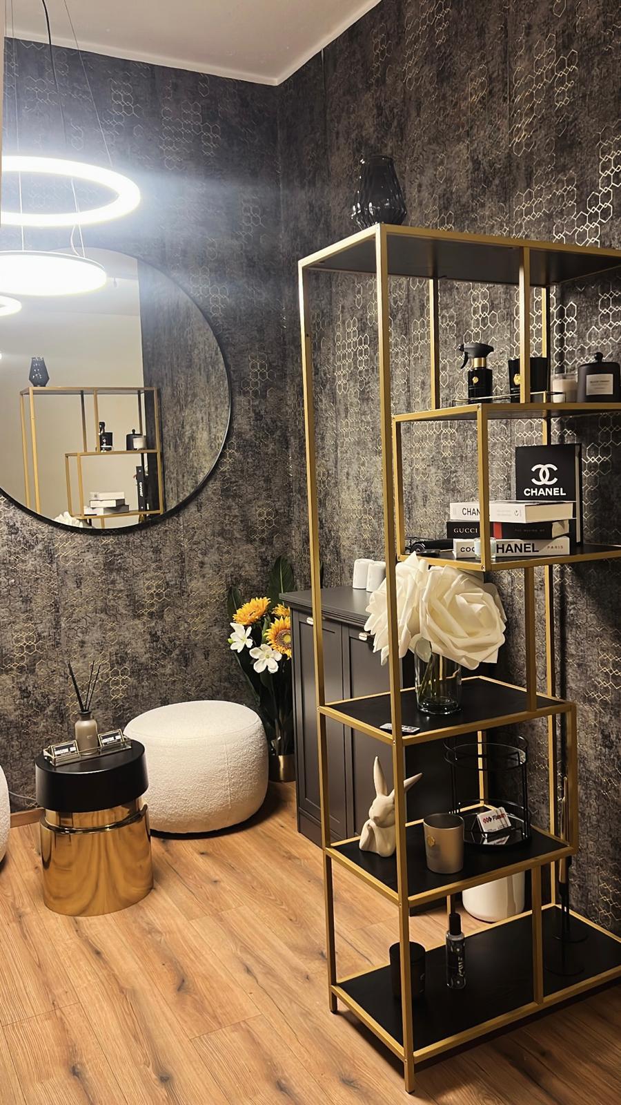 Lounge-Ecke im LashZone SBG Studio mit Dekoration und Beauty-Regal