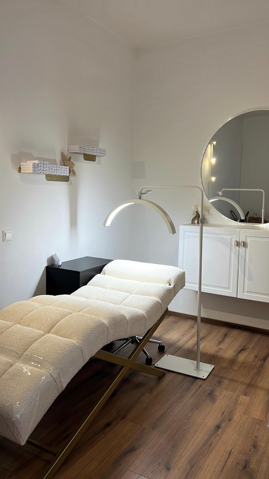 Behandlungsraum im LashZone SBG Studio mit Liege und Beleuchtung