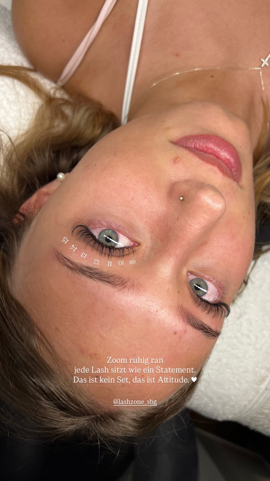Volume Lashes Nahaufnahme mit Statement-Zitat